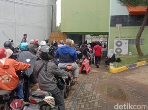 Warga Indramayu Rela Antre Berjam-jam demi Hidupkan Kendaraannya