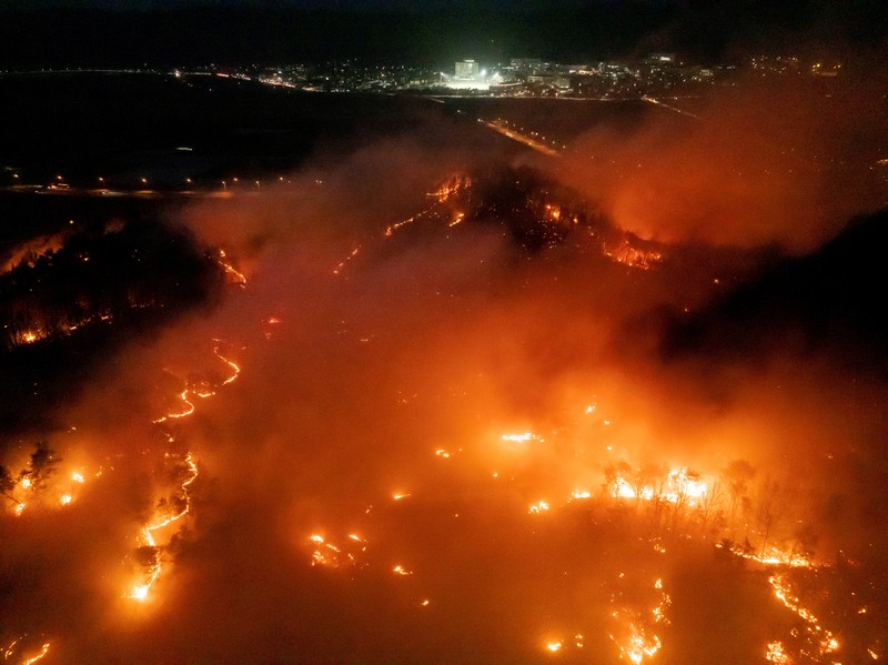 Asap mengepul dari kebakaran hutan yang menghancurkan daerah tersebut, di Andong, Korea Selatan, 25 Maret 2025. Asap mengepul dari kebakaran hutan yang menghancurkan daerah tersebut, di Andong, Korea Selatan, 25 Maret 2025. (Yonhap via REUTERS)