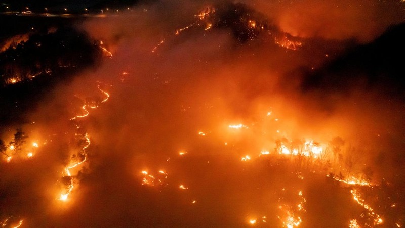 Asap mengepul dari kebakaran hutan yang menghancurkan daerah tersebut, di Andong, Korea Selatan, 25 Maret 2025. (Yonhap via REUTERS)