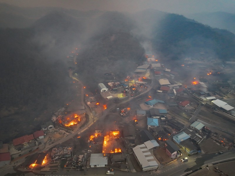 Asap mengepul dari kebakaran hutan yang menghancurkan daerah tersebut, di Andong, Korea Selatan, 25 Maret 2025. Asap mengepul dari kebakaran hutan yang menghancurkan daerah tersebut, di Andong, Korea Selatan, 25 Maret 2025. (Yonhap via REUTERS)
