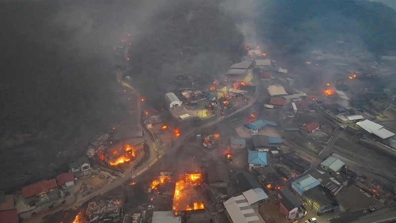 Asap mengepul dari kebakaran hutan yang menghancurkan daerah tersebut, di Andong, Korea Selatan, 25 Maret 2025. (Yonhap via REUTERS)