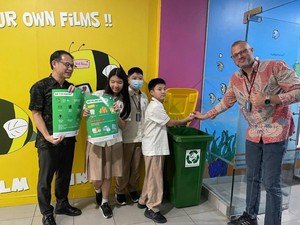Siswa BINUS SCHOOL Simprug Ubah Limbah Kertas Jadi Kemasan Daur Ulang