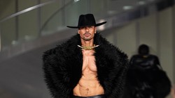 Chicco Jerikho Beraksi Lagi di Catwalk, Heels Tinggi Bikin Salfok