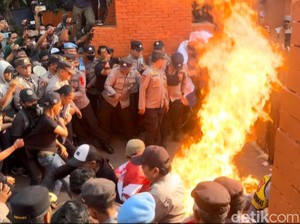 Demo Mahasiswa Tolak UU TNI di Mojokerto Diwarnai Pembakaran Ban