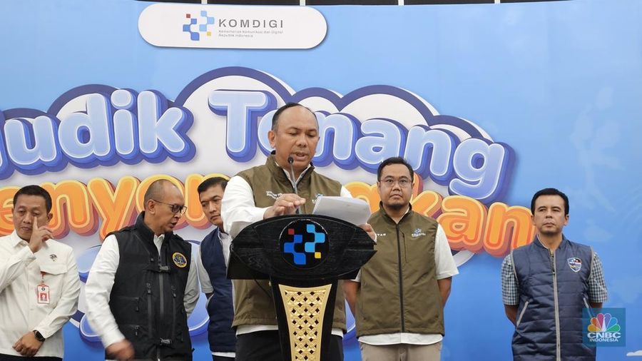 Direktur Jenderal Infrastruktur Digital Komdigi, Wayan Toni Supriyanto menjelaskan para penjahat siber menggunakan jaringan frekuensi 2G untuk menyebarkan pesan SMS phising di Jakarta Pusat, Selasa (25/3/2025). (CNBC Indonesia/Intan Rakhmayanti Dewi)