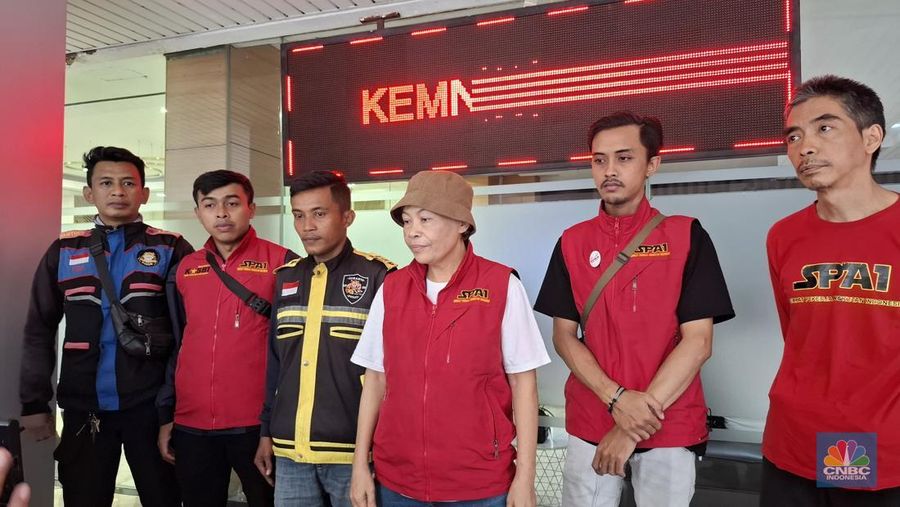 Driver ojol serahkan dokumen dapat THR cuma Rp 50 ribu ke Menaker Yassierli. (²©²ÊÍøÕ¾/Chandra Dwi)