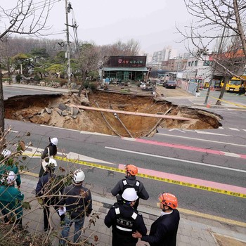 Lubang 'Maut' 20 Meter Tiba-Tiba Muncul di Jalan Raya, 1 Tewas