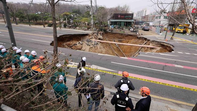 Lubang ‘Maut’ 20 Meter Tiba-Tiba Muncul di Jalan Raya, 1 Tewas