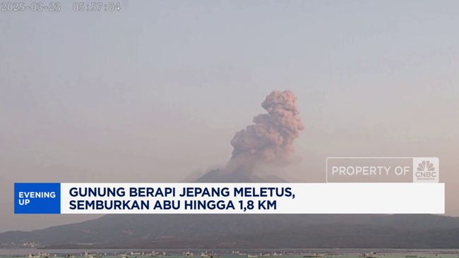 Gunung berapi Jepang meletus, semprotkan abu hingga 1,8 km