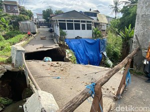 Jembatan Penghubung 2 Kampung di Padalarang Ambruk Terkikis Arus Sungai