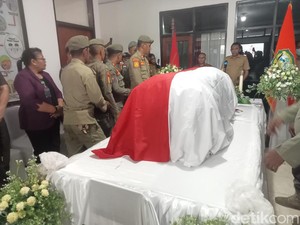 Disambut Tangisan, Jenazah Guru Korban Pembunuhan OPM Tiba di Flores Timur