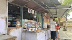 Senja Kala Kios Buku Lawas Stadion Diponegoro Semarang