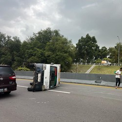 Terjadi Kecelakaan Mobil Boks di Tol BSD, Antrian Panjang Mengular