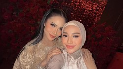 7 Gaya Kris Dayanti di Pesta Ultah ke-50, Kompak Bareng Aurel Hermansyah