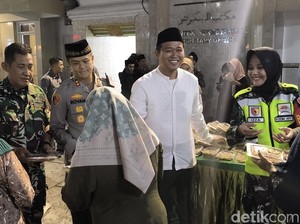 3.000 Bungkus Nasi Kebuli Dibagikan ke Warga di Malam Selawe Gresik
