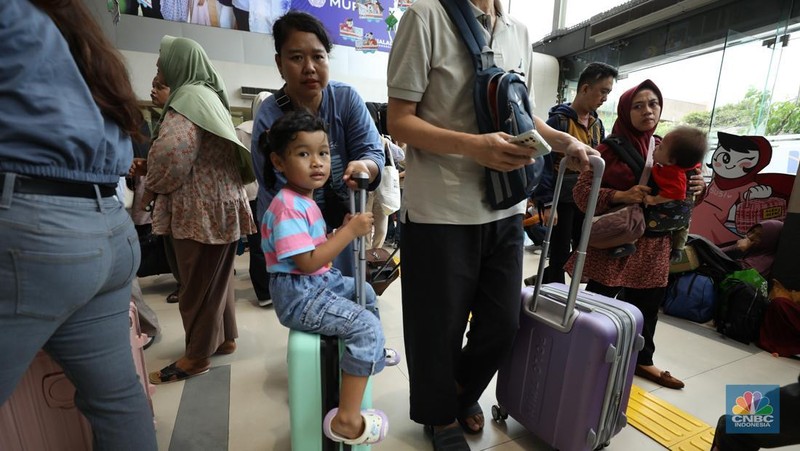 Memasuki hari ke-25 ramadan atau seminggu menjelang Hari Raya Idul Fitri 1446 Hijriah atau Lebaran 2025 antrran calon penumpang kereta terus berdatangan ke ruang tunggu sekitar area Stasiun. (CNBC Indonesia/Tri Susilo)