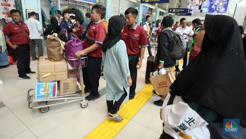 Memasuki hari ke-25 ramadan atau seminggu menjelang Hari Raya Idul Fitri 1446 Hijriah atau Lebaran 2025 antrran calon penumpang kereta terus berdatangan ke ruang tunggu sekitar area Stasiun. (CNBC Indonesia/Tri Susilo)