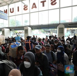 Antrean Calon Penumpang Mengular, Pemudik Padati Stasiun Pasar Senen