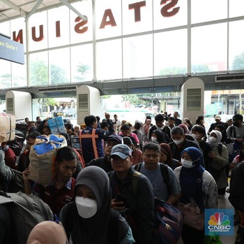 Antrean Calon Penumpang Mengular, Pemudik Padati Stasiun Pasar Senen