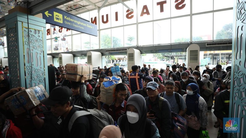 Memasuki hari ke-25 ramadan atau seminggu menjelang Hari Raya Idul Fitri 1446 Hijriah atau Lebaran 2025 antrran calon penumpang kereta terus berdatangan ke ruang tunggu sekitar area Stasiun. (CNBC Indonesia/Tri Susilo)