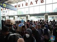 Antrean Calon Penumpang Mengular, Pemudik Padati Stasiun Pasar Senen