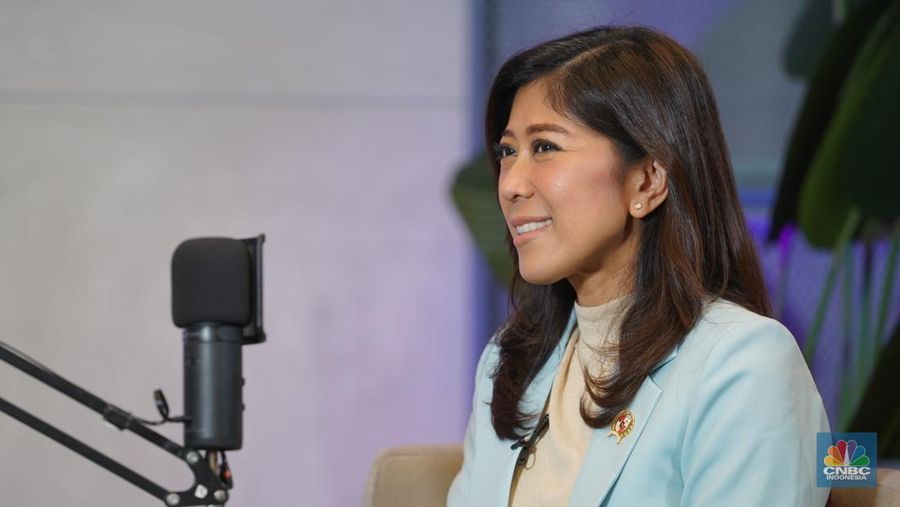 Menteri Komunikasi dan Digital, Meutya Hafid menyampaikan paparan dalam CNBC Indonesia Top Women Talks di Jakarta, Selasa (25/3/2025). (CNBC Indonesia/Tias Budiarto)