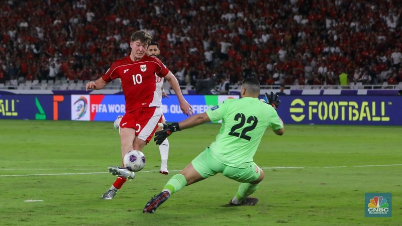 Ole Romeny mencetak gol pertama membawa Indonesia unggul 1-0 atas Bahrain di babak pertama laga Kualifikasi Piala Dunia 2026 Grup C di Stadion Utama Gelora Bung Karno, Senayan, Selasa (25/3/2025) malam WIB. (վ/Faisal Rahman)