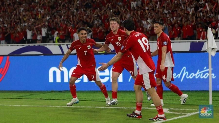 Pesepak bola Timnas Indonesia Ole Romeny melakukan selebrasi bersama rekan satu tim usai mencetak gol ke gawang Bahrain dalam laga lanjutan Grup C Kualifikasi Piala Dunia 2026 zona Asia memadati kawasan Stadion Utama Gelora Bung Karno (SUGBK), Senayan, Jakarta, Selasa (25/3/2024). (CNBC Indonesia/Faisal Rahman)