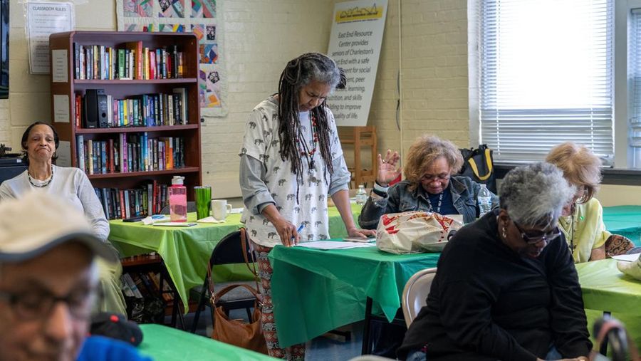 Para lansia berdoa sebelum menerima makanan hangat di Roosevelt Community Center sementara bank makanan di seluruh negeri, yang sudah kewalahan dengan meningkatnya permintaan, mengatakan mereka akan memiliki lebih sedikit makanan untuk didistribusikan akibat pemotongan dana federal dan penghentian sementara oleh pemerintahan Trump, di Charleston, Virginia Barat, AS, 19 Maret 2025. (REUTERS/Evelyn Hockstein)