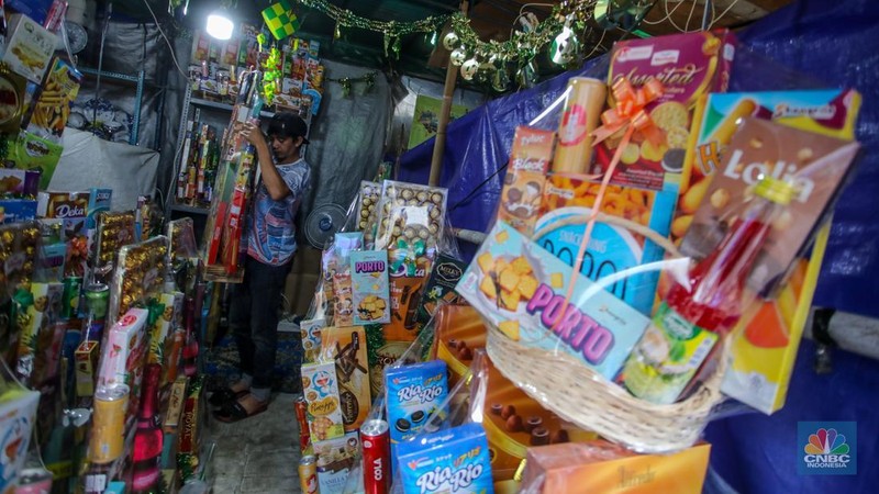 Pedagang menata parsel yang dijual di kawasan Pasar Kembang Cikini, Jakarta Jakarta, Selasa (25/3/2025). (վ/Faisal Rahman)