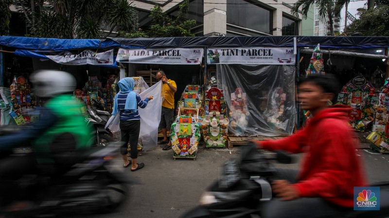 Pedagang menata parsel yang dijual di kawasan Pasar Kembang Cikini, Jakarta Jakarta, Selasa (25/3/2025). Pedagang menata parsel yang dijual di kawasan Pasar Kembang Cikini, Jakarta Jakarta, Selasa (25/3/2025). (²©²ÊÍøÕ¾/Faisal Rahman)