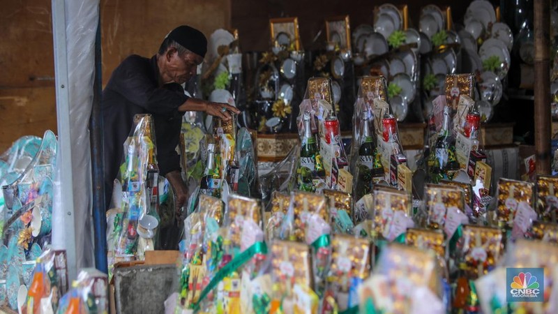 Pedagang menata parsel yang dijual di kawasan Pasar Kembang Cikini, Jakarta Jakarta, Selasa (25/3/2025). (վ/Faisal Rahman)