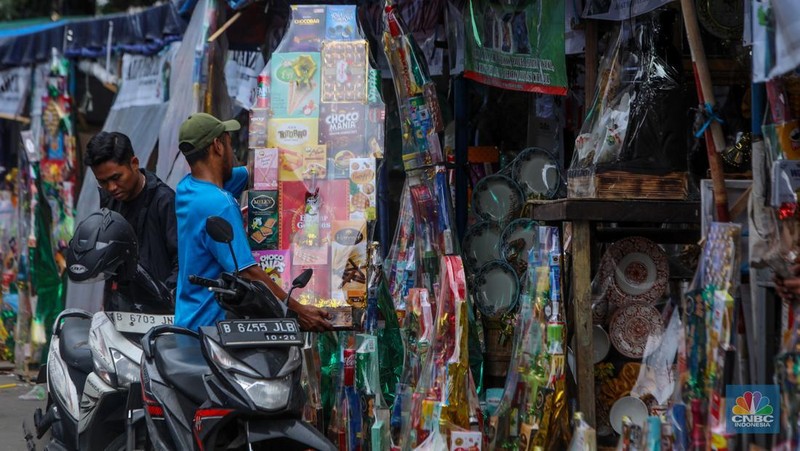 Pedagang menata parsel yang dijual di kawasan Pasar Kembang Cikini, Jakarta Jakarta, Selasa (25/3/2025). (վ/Faisal Rahman)