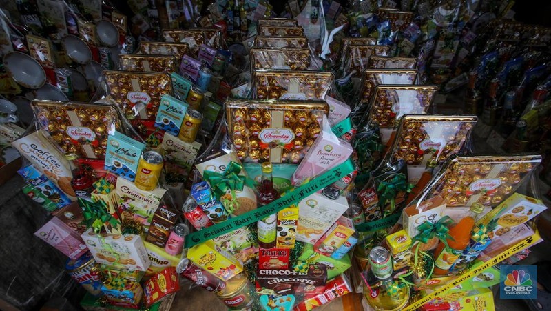 Pedagang menata parsel yang dijual di kawasan Pasar Kembang Cikini, Jakarta Jakarta, Selasa (25/3/2025). (վ/Faisal Rahman)
