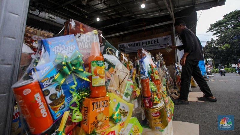 Pedagang menata parsel yang dijual di kawasan Pasar Kembang Cikini, Jakarta Jakarta, Selasa (25/3/2025). (վ/Faisal Rahman)