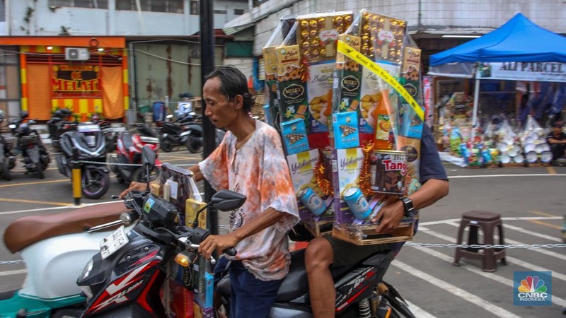 Pedagang menata parsel yang dijual di kawasan Pasar Kembang Cikini, Jakarta Jakarta, Selasa (25/3/2025). (վ/Faisal Rahman)
