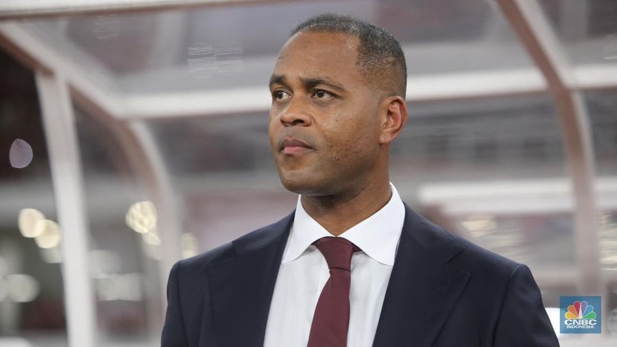 Pelatih Timnas Indonesia, Patrick Kluivert, mengamati permainan para anak asuhnya dari tepi lapangan saat Indonesia melawan Bahrain laga Kualifikasi Piala Dunia 2026 Grup C di Stadion Utama Gelora Bung Karno, Senayan, Selasa (25/3/2025). (CNBC Indonesia/Faisal Rahman)
