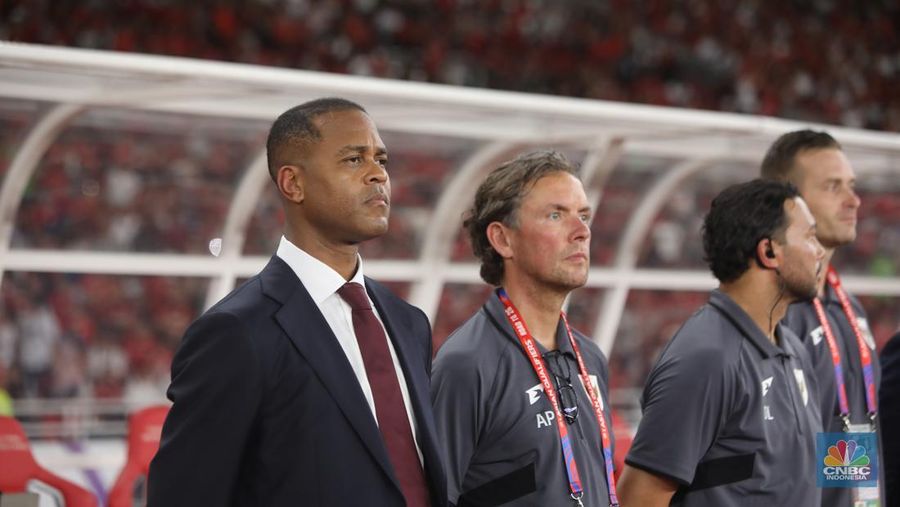 Pelatih Timnas Indonesia, Patrick Kluivert, mengamati permainan para anak asuhnya dari tepi lapangan saat Indonesia melawan Bahrain laga Kualifikasi Piala Dunia 2026 Grup C di Stadion Utama Gelora Bung Karno, Senayan, Selasa (25/3/2025). (վ/Faisal Rahman)