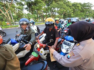 Polisi Bagikan Ratusan Takjil ke Pengguna Jalan Ahmad Yani Surabaya
