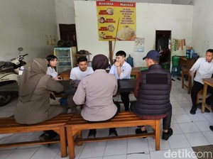 Polisi Cek Keaslian Tumpukan Uang Baru untuk Lebaran di Pasuruan