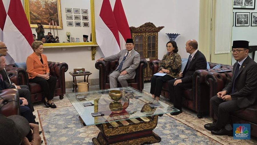 Presiden Prabowo Subianto menerima Presiden New Development Bank (NDB) Y.M. dan juga mantan Presiden Brasil Dilma Vana Rousseff di Istana Merdeka, Selasa (25/3/2025).  (վ/Emir Yanwardhana)