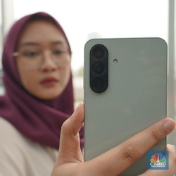 Orang Amerika Tiba-Tiba Berebut HP Samsung, Ini Model Incarannya