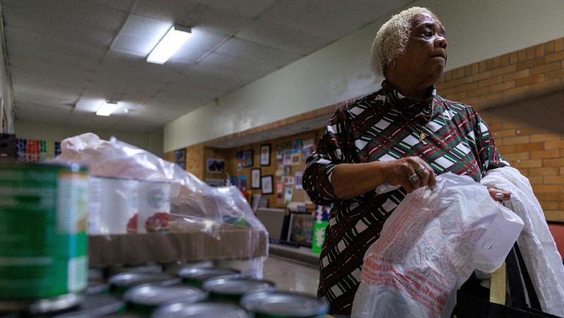Warga lanjut usia menerima makanan hangat di Roosevelt Community Center sementara bank makanan di seluruh negeri, yang sudah kewalahan dengan meningkatnya permintaan, mengatakan mereka akan memiliki lebih sedikit makanan untuk didistribusikan karena pemotongan dana federal dan penghentian sementara oleh pemerintahan Trump, di Charleston, Virginia Barat, AS, 19 Maret 2025. (REUTERS/Evelyn Hockstein)