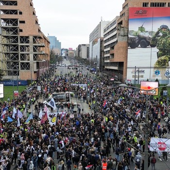 Potret Demo Besar-besaran di Lokasi Gedung Pengeboman NATO, Ada Apa?