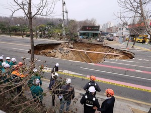 Ngeri! Detik-detik Pemotor Ditelan Lubang di Jalan Korsel hingga Tewas