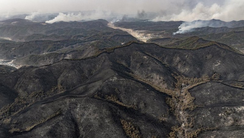 Houses burn in a village after being engulfed by a wildfire fueled by strong winds in Uiseong, South Korea, Monday, March 24, 2025. (Yoon Gwan-shick/Yonhap via AP)