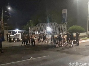 Demo Tolak UU TNI di Karawang Sempat Memanas, Massa Dibubarkan Paksa