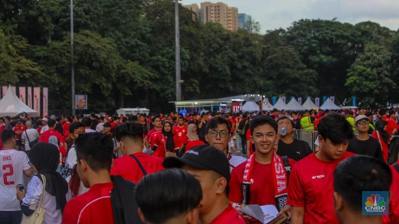 Supporter yang hadir untuk menyaksikan langsung pertandingan Indonesia vs Bahrain dalam laga lanjutan Grup C Kualifikasi Piala Dunia 2026 zona Asia memadati kawasan Stadion Utama Gelora Bung Karno (SUGBK), Senayan, Jakarta, Selasa (25/3/2024). (վ/Faisal Rahman)