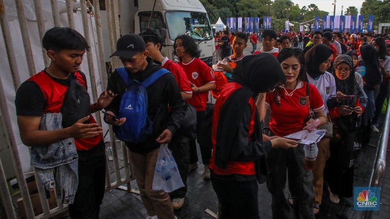 Supporter yang hadir untuk menyaksikan langsung pertandingan Indonesia vs Bahrain dalam laga lanjutan Grup C Kualifikasi Piala Dunia 2026 zona Asia memadati kawasan Stadion Utama Gelora Bung Karno (SUGBK), Senayan, Jakarta, Selasa (25/3/2024). (վ/Faisal Rahman)