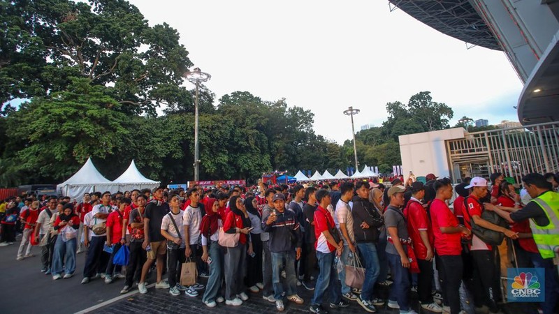 Supporter yang hadir untuk menyaksikan langsung pertandingan Indonesia vs Bahrain dalam laga lanjutan Grup C Kualifikasi Piala Dunia 2026 zona Asia memadati kawasan Stadion Utama Gelora Bung Karno (SUGBK), Senayan, Jakarta, Selasa (25/3/2024). (վ/Faisal Rahman)